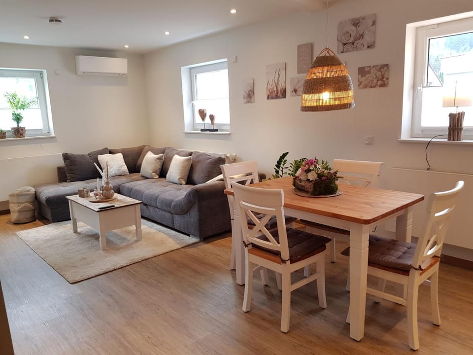 Seating area, Dining area
