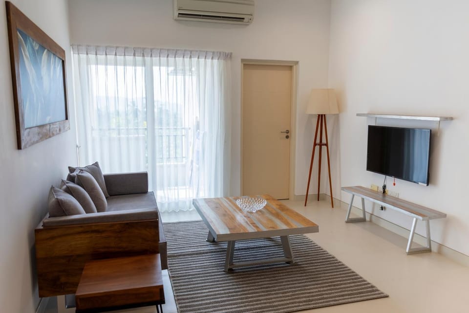 Communal lounge/ TV room, TV and multimedia, Living room, Seating area, air conditioner