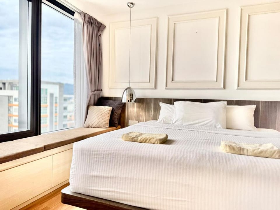 Tropicana 218 Macalister #LuxuryFrenchVintage #InfinityPool #Studio2pax #Quality well maintained #Private host Apartment in George Town