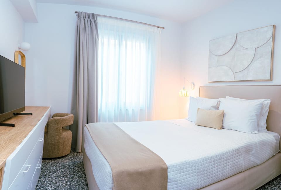 Bed, TV and multimedia, Bedroom