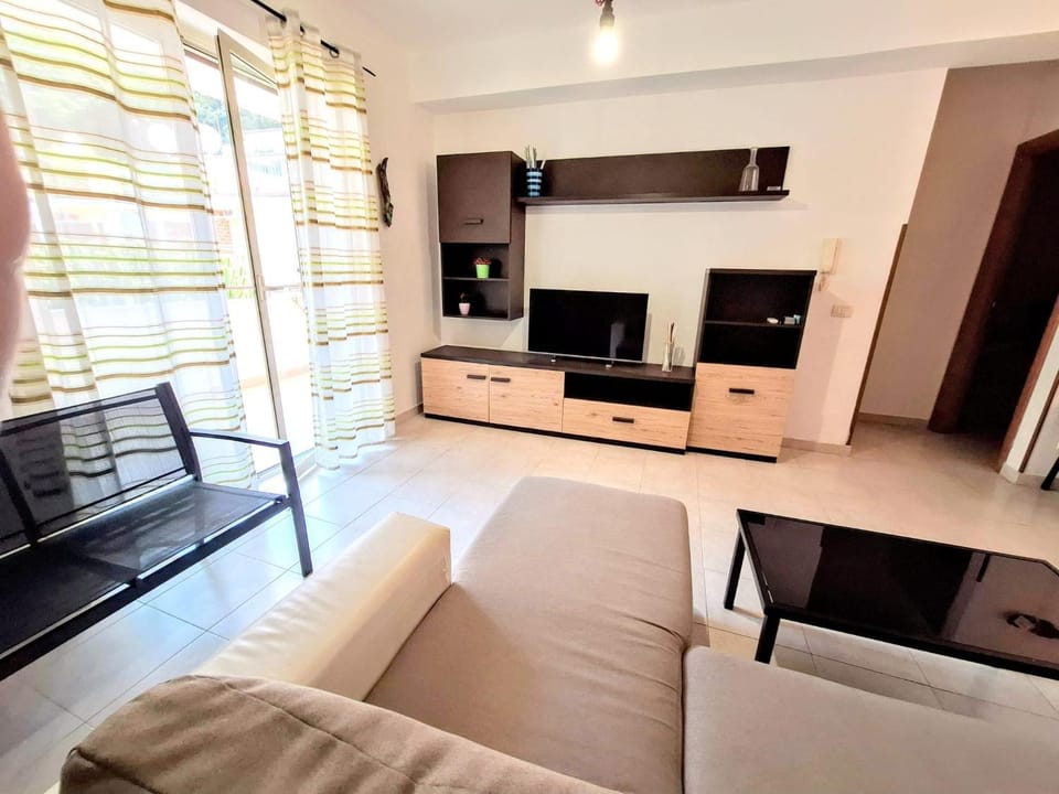 Day, TV and multimedia, Living room