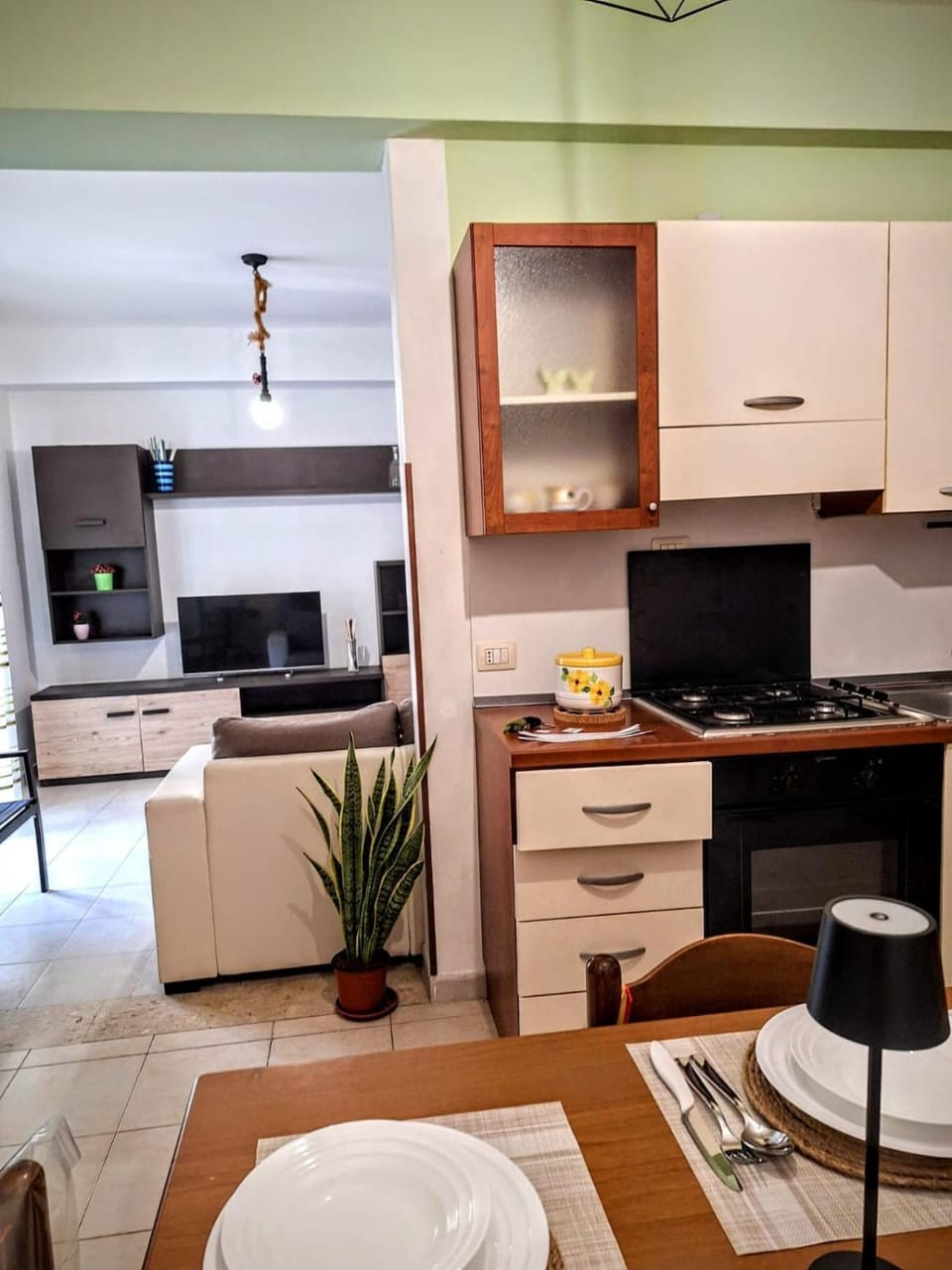 TV and multimedia, Kitchen or kitchenette, Dining area, oven, stove