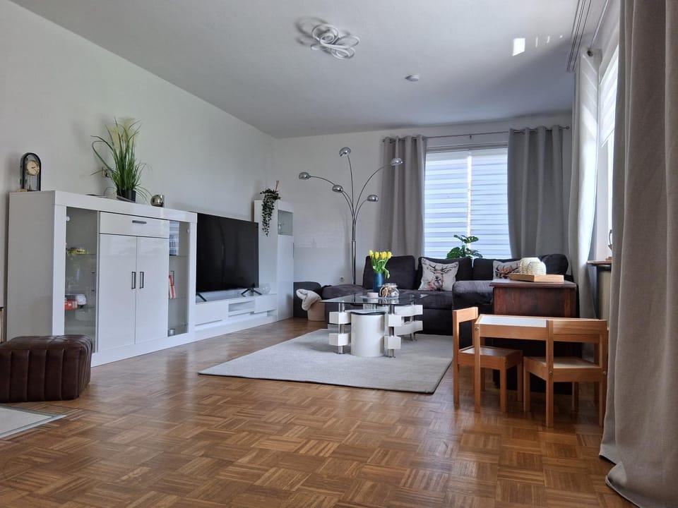 TV and multimedia, Living room, Seating area, Evening entertainment