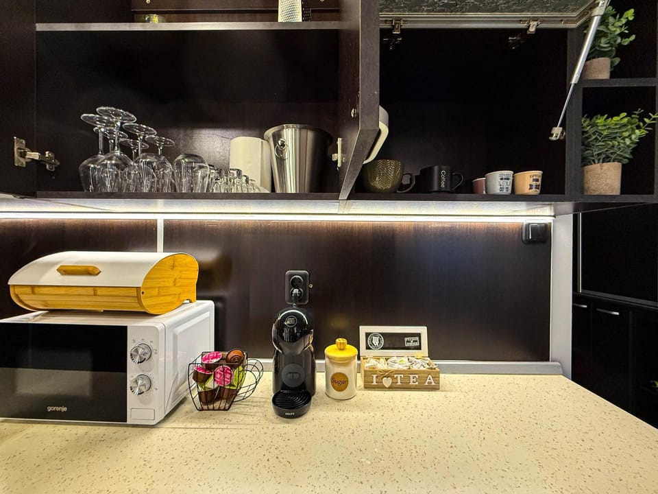 Coffee/tea facilities, Food and drinks, minibar, toaster