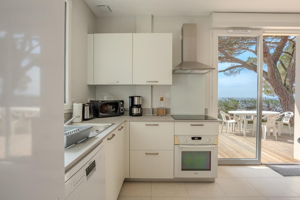 Coffee/tea facilities, Kitchen or kitchenette, dishwasher, oven, stove, toaster