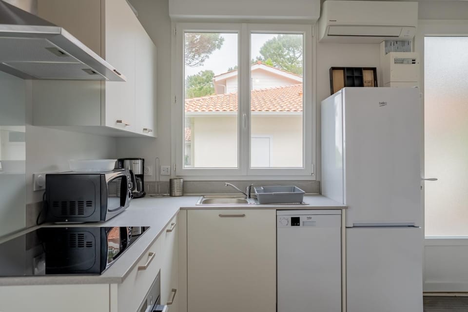 Coffee/tea facilities, Kitchen or kitchenette, dishwasher, oven, stove, toaster