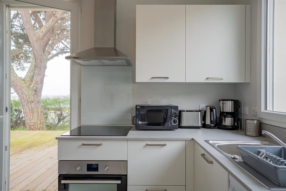 Coffee/tea facilities, Kitchen or kitchenette, dishwasher, stove, toaster