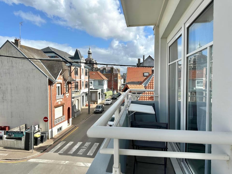Neighbourhood, View (from property/room), Balcony/Terrace, Street view, Location