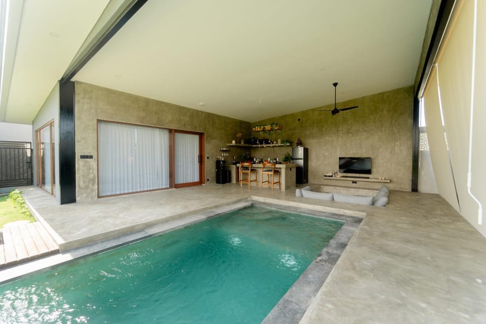 Communal lounge/ TV room, Natural landscape, TV and multimedia, Pool view, Swimming pool, sunbed