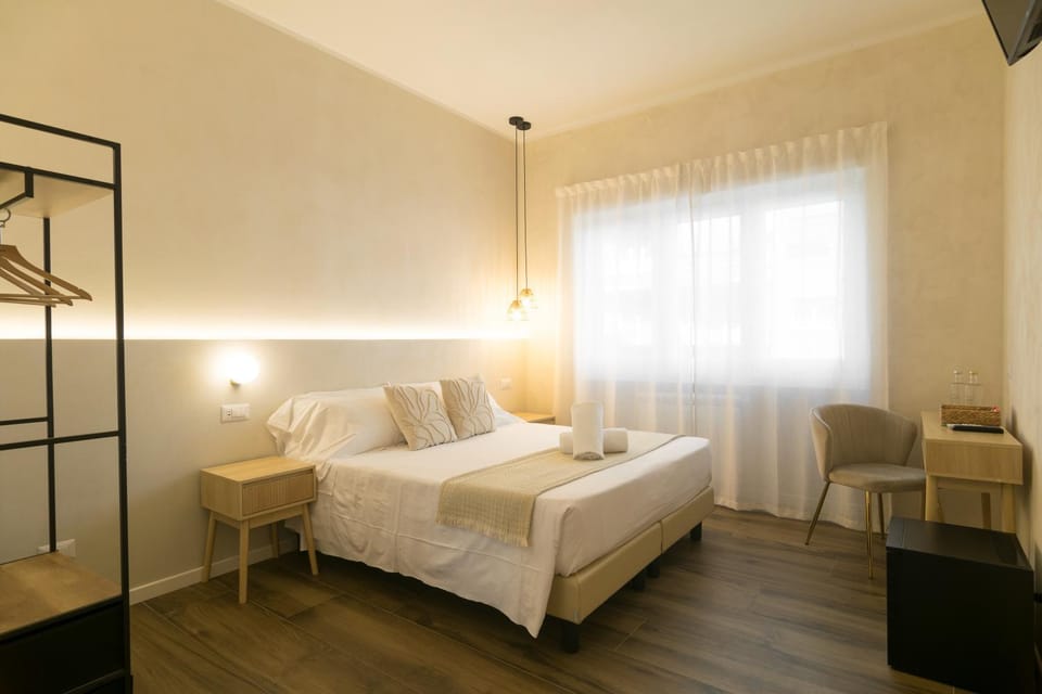 Bed, TV and multimedia, Coffee/tea facilities, Decorative detail, Bedroom, minibar, wardrobe