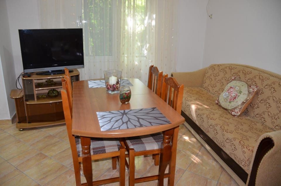TV and multimedia, Living room, Seating area, Dining area