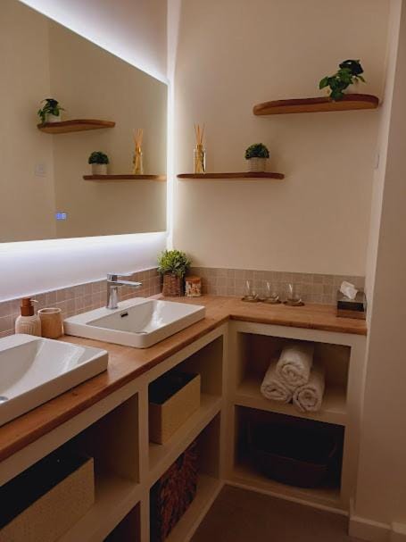 Bathroom, towels