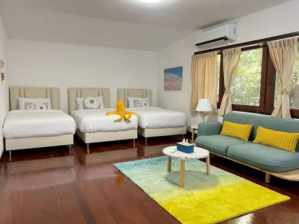 Bed, Photo of the whole room, Seating area, Bedroom, air conditioner