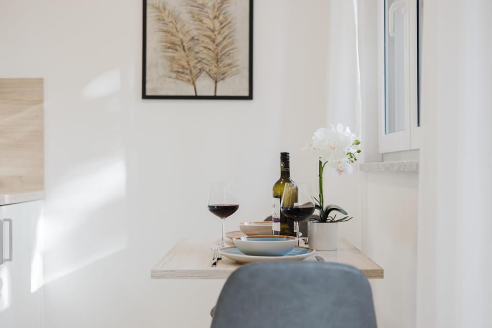 Living room, Food and drinks, Seating area, Dining area
