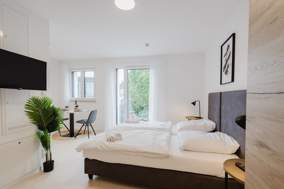 Bed, TV and multimedia, Photo of the whole room, Bedroom, towels