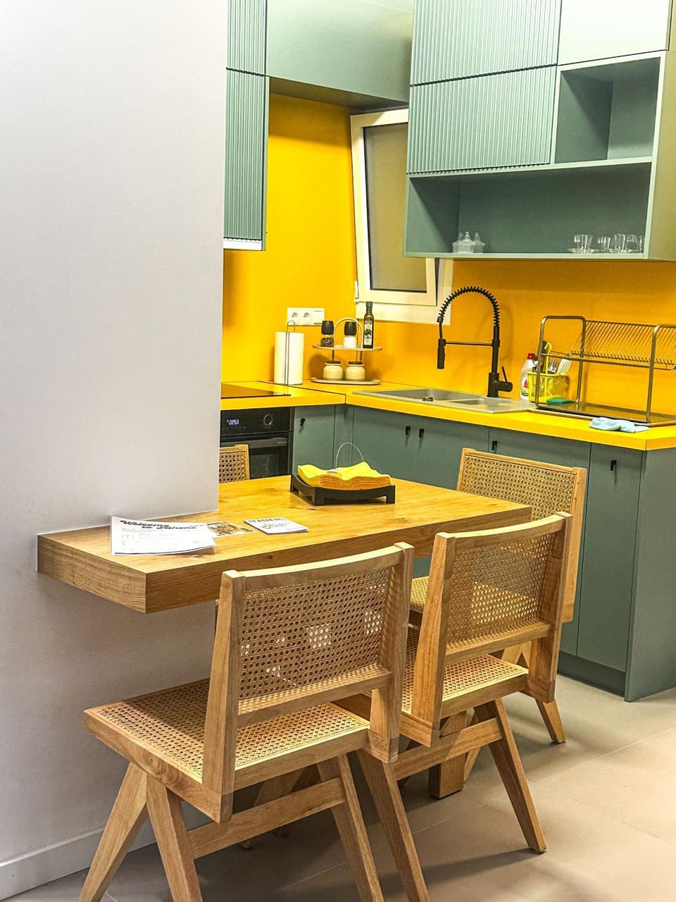 Kitchen or kitchenette, Dining area