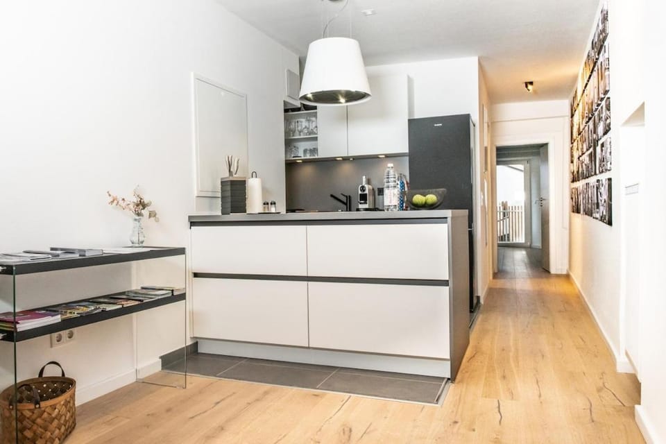 Kitchen or kitchenette, dishwasher, stove