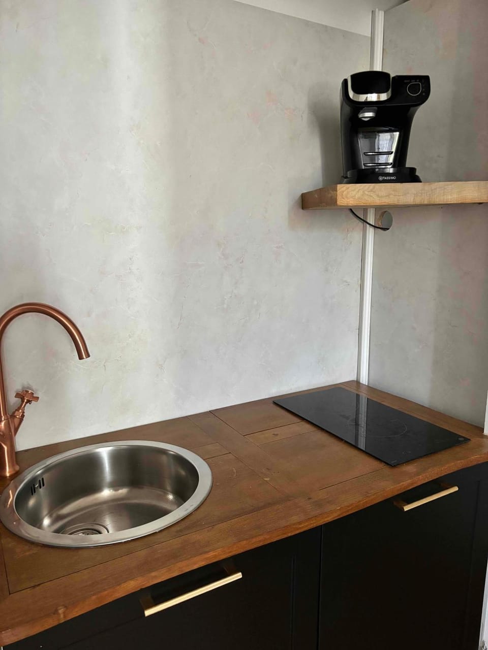 Coffee/tea facilities, Kitchen or kitchenette, stove