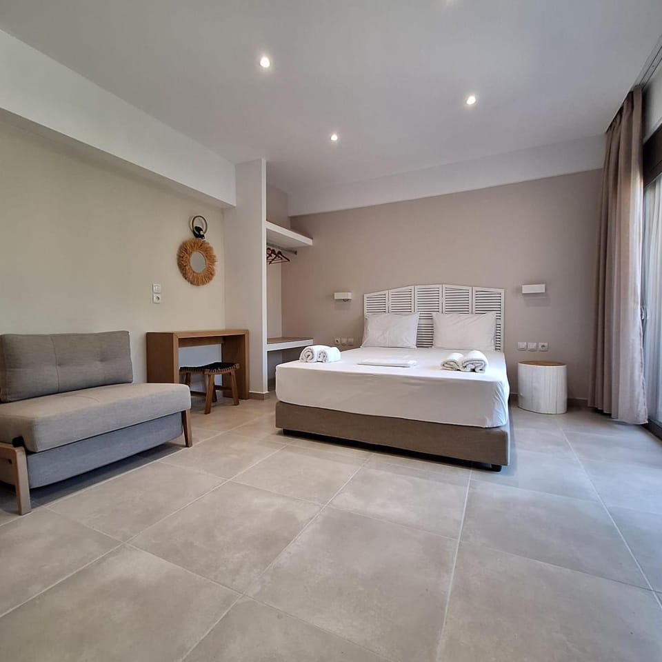 Bed, Photo of the whole room, Seating area, Bedroom, towels