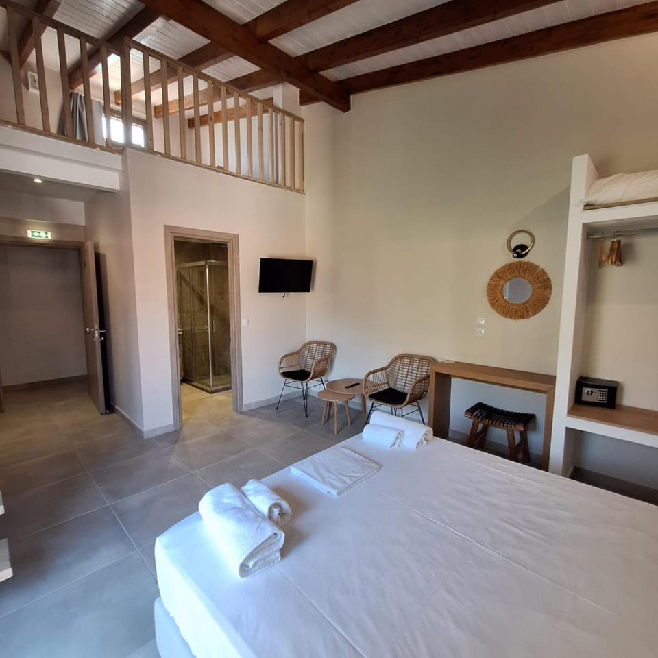 Bed, TV and multimedia, Seating area, towels