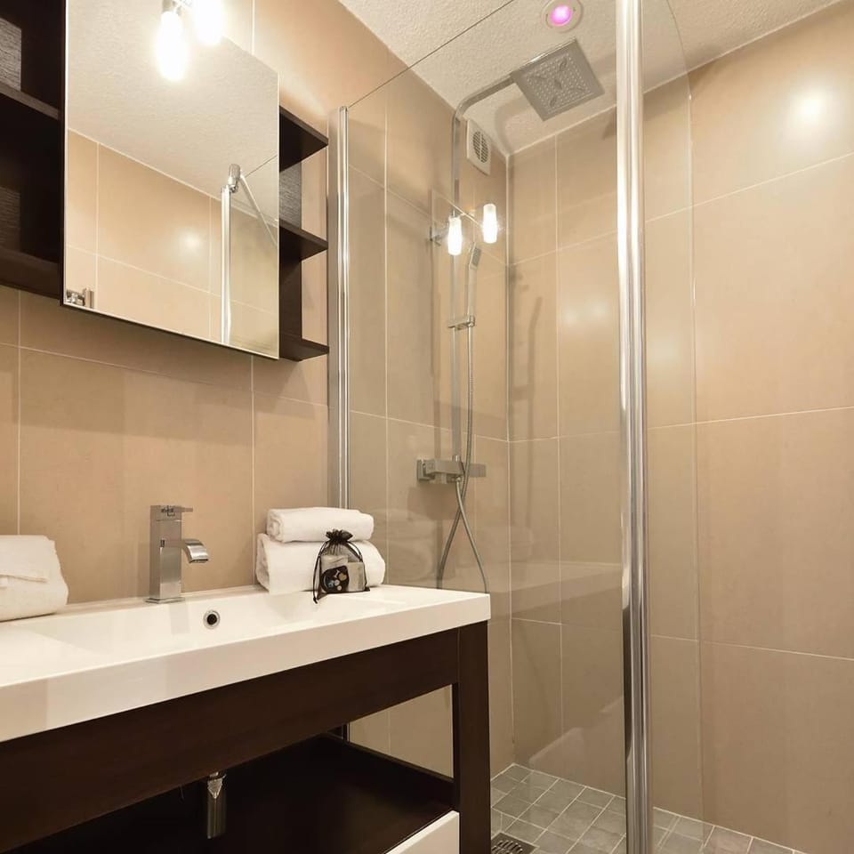 Shower, Bathroom, towels