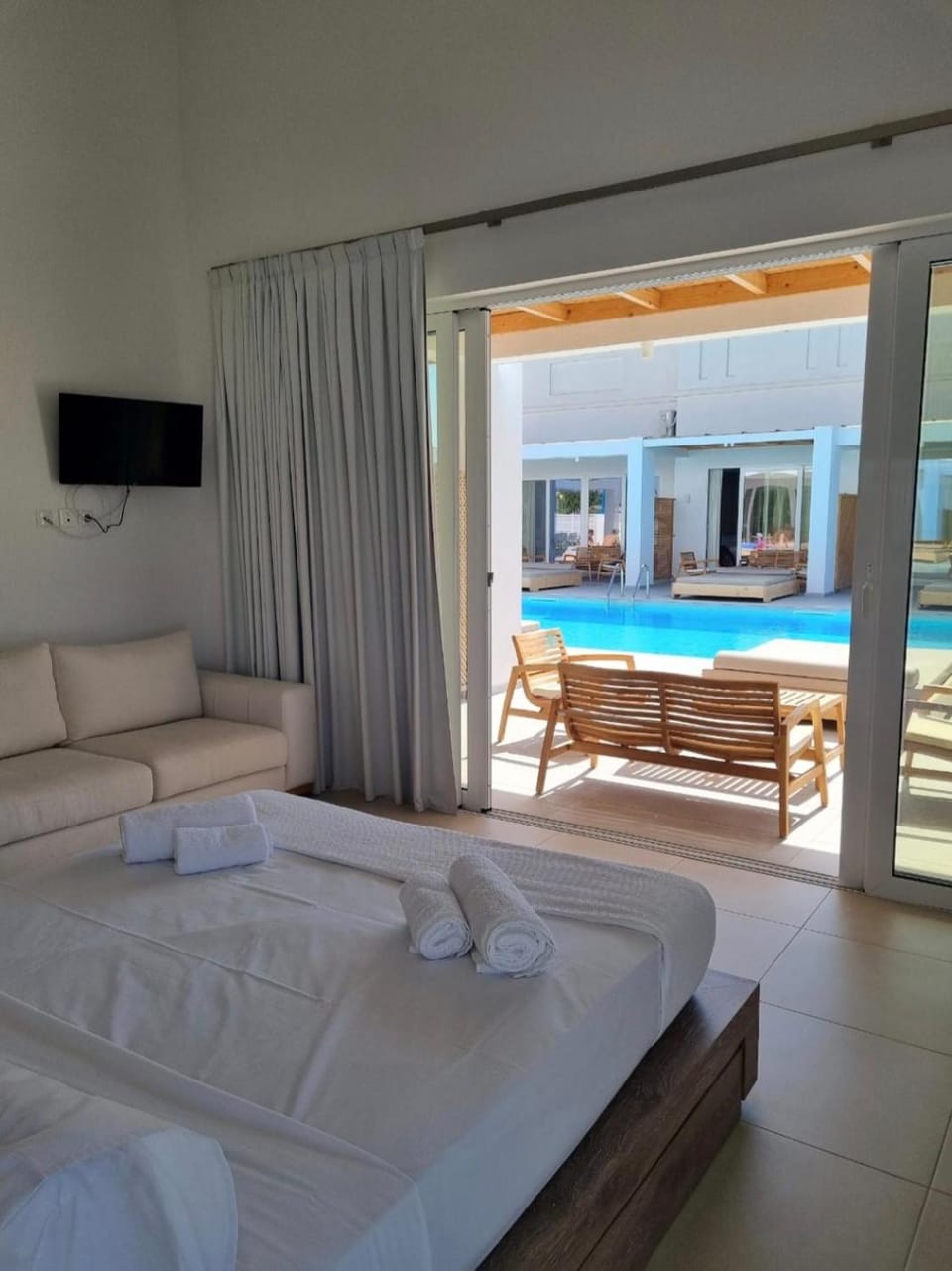 Bed, TV and multimedia, towels