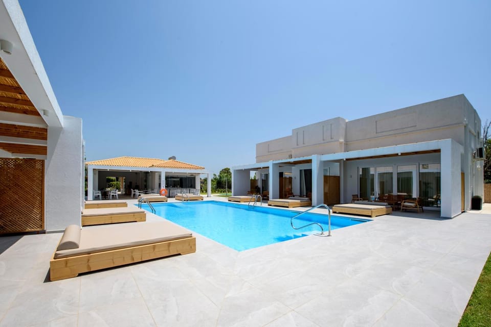 Patio, Day, Swimming pool