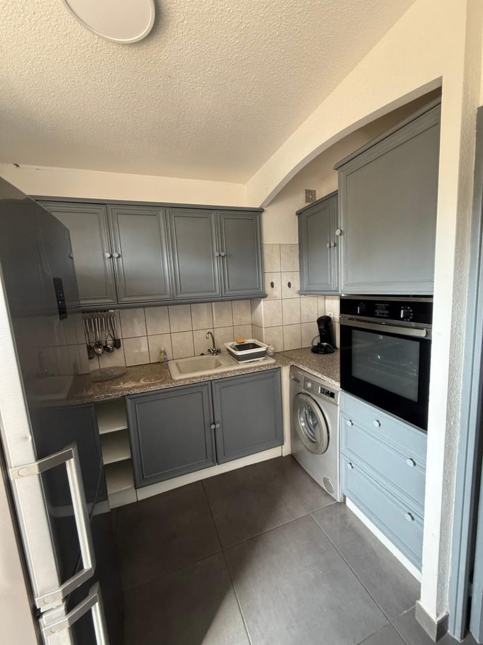 Kitchen or kitchenette, oven, stove, washing machine