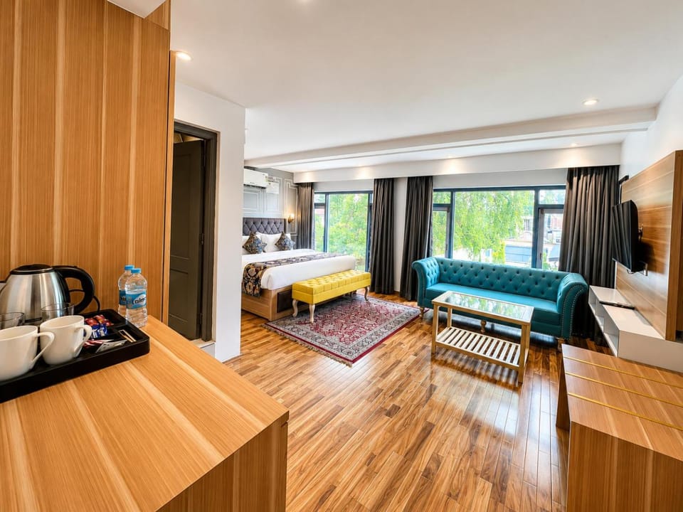 Bed, TV and multimedia, Photo of the whole room, Bedroom, towels