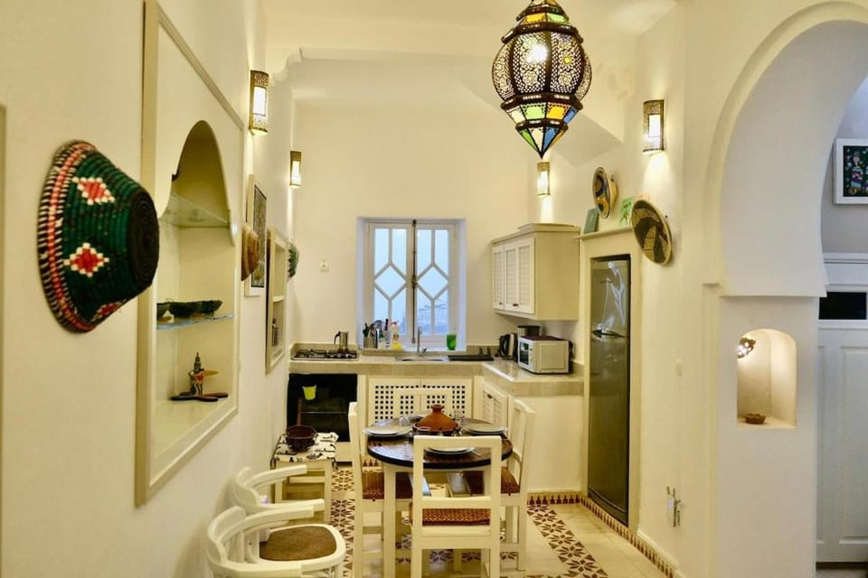 Kitchen or kitchenette, Dining area, oven, stove