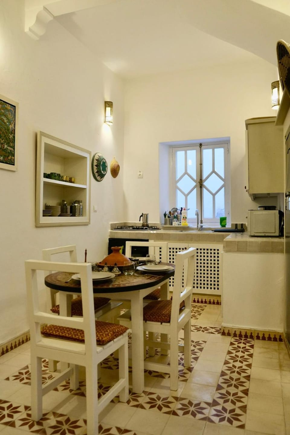 Kitchen or kitchenette, Dining area, stove