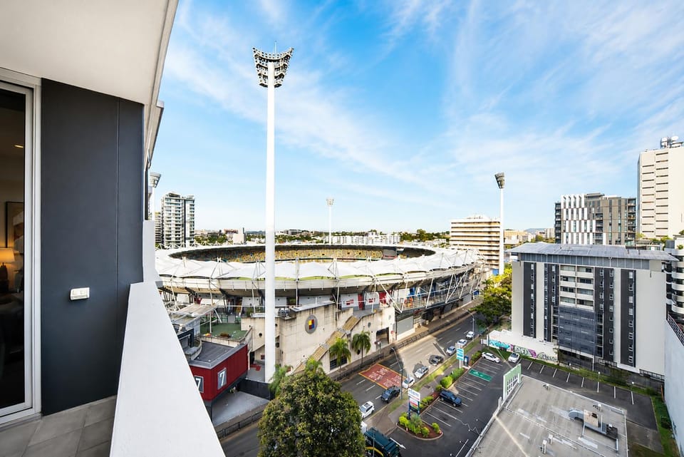 Boho Retreat Apartment - Walk to Gabba Stadium - Free Parking Apartment in Kangaroo Point
