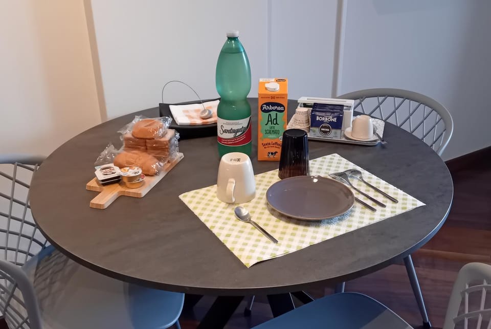 Coffee/tea facilities, Food and drinks, Dining area, Food, Breakfast, Drinks