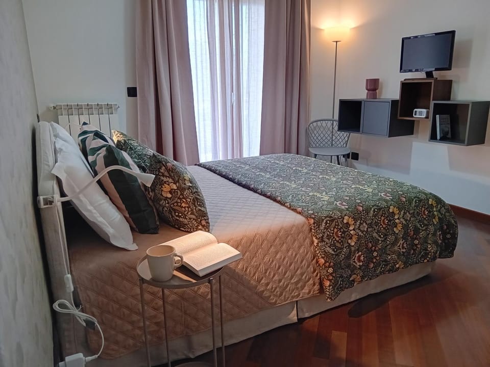 Bed, TV and multimedia, View (from property/room), Balcony/Terrace, Photo of the whole room, Bedroom, Mountain view, towels, wardrobe, air conditioner