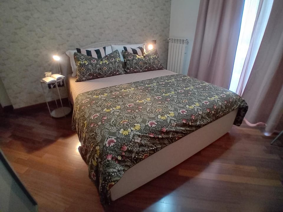 Bed, Photo of the whole room, Bedroom, internet