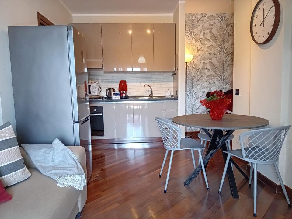 Coffee/tea facilities, Kitchen or kitchenette, Living room, Seating area, Dining area, oven, stove