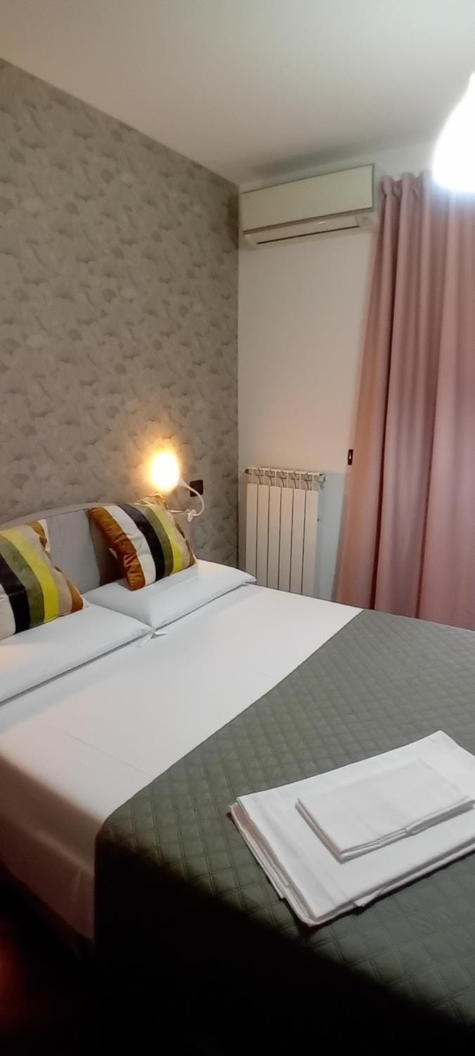 Bed, Photo of the whole room, Bedroom, air conditioner