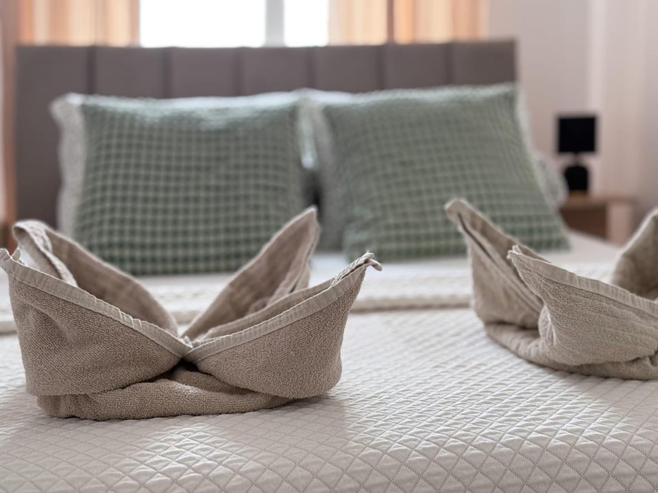 Bed, Bedroom, towels
