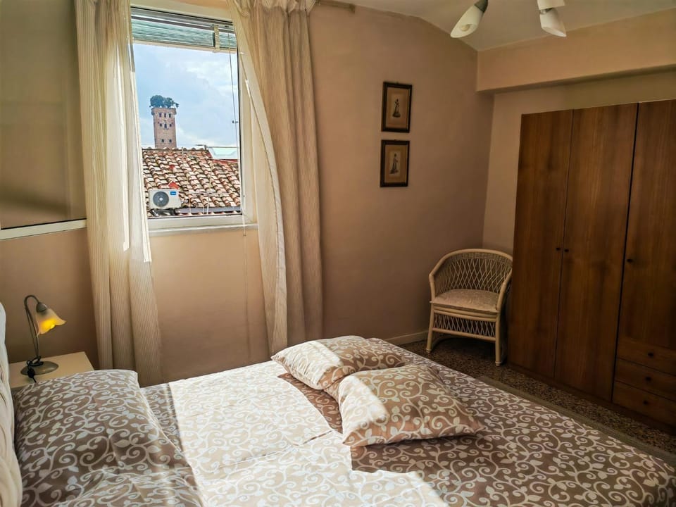 Bedroom, City view