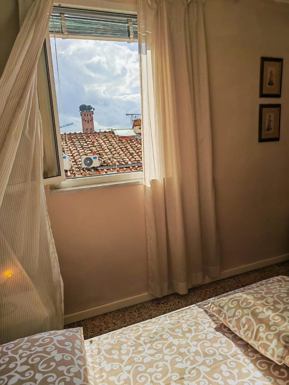Bedroom, City view