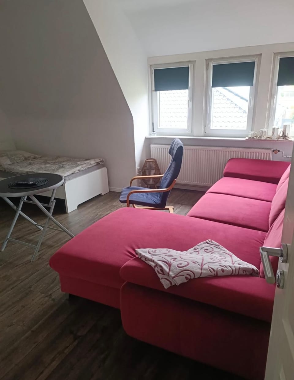 Bed, Living room, Seating area, internet