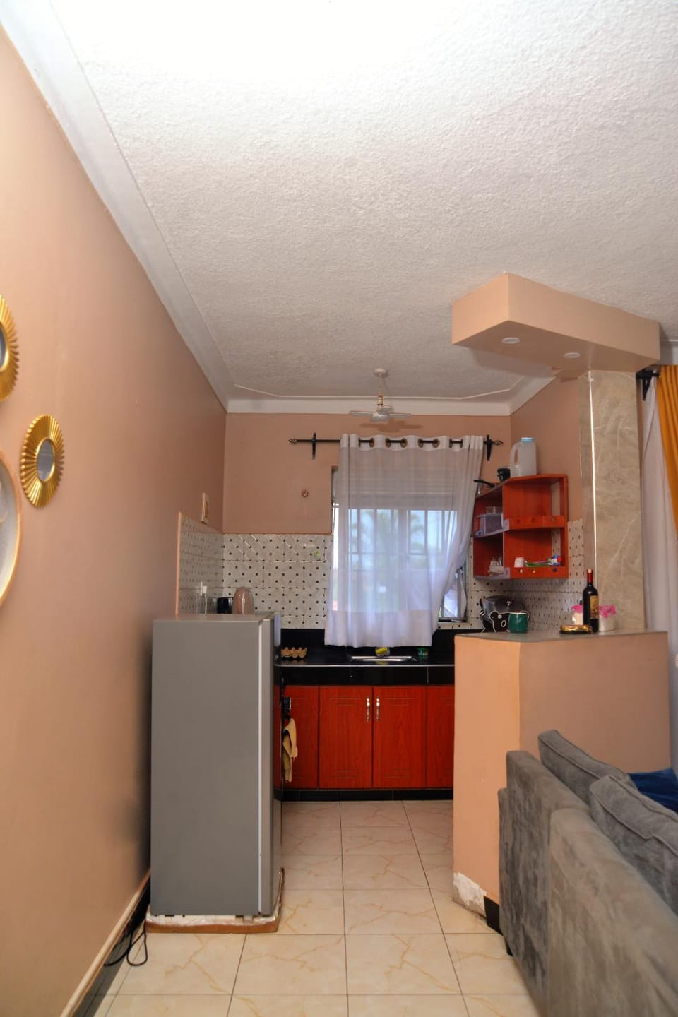 Kitchen or kitchenette, minibar