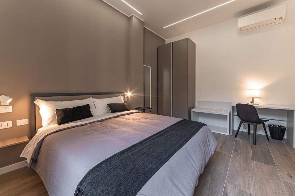 Bed, Photo of the whole room, Seating area, Bedroom, wardrobe, air conditioner