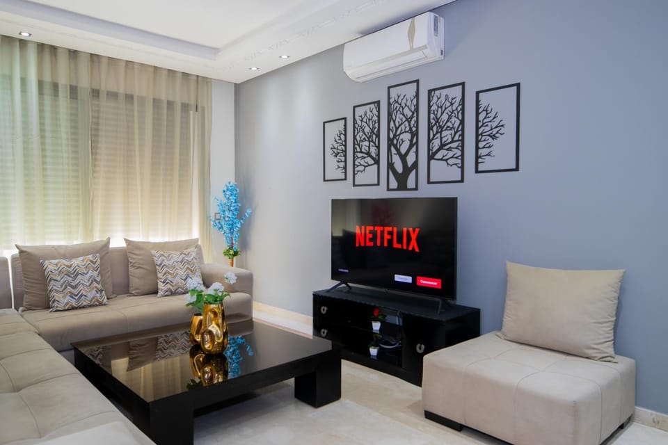 Communal lounge/ TV room, TV and multimedia, Living room, Seating area, Evening entertainment