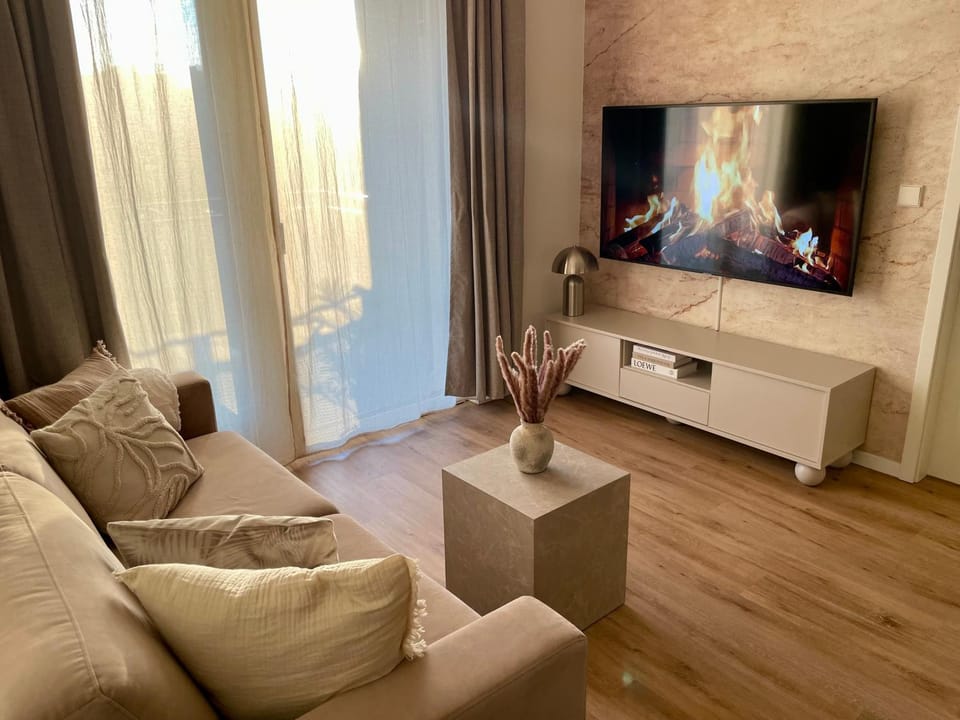 TV and multimedia, Living room, Seating area, Evening entertainment
