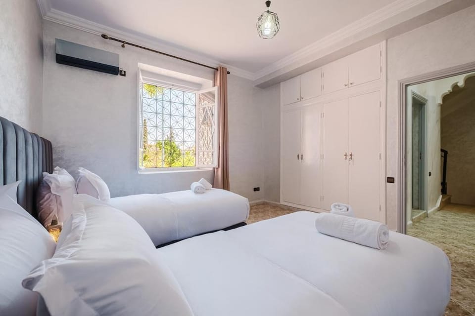 Bed, Photo of the whole room, Bedroom, air conditioner