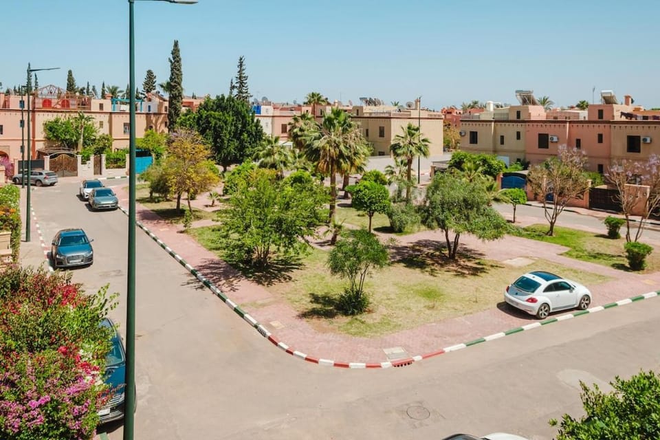 Property building, Neighbourhood, Natural landscape, Garden, City view, Street view, Location, Parking