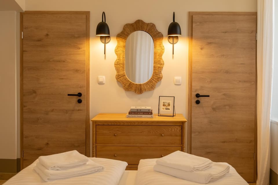 Photo of the whole room, towels