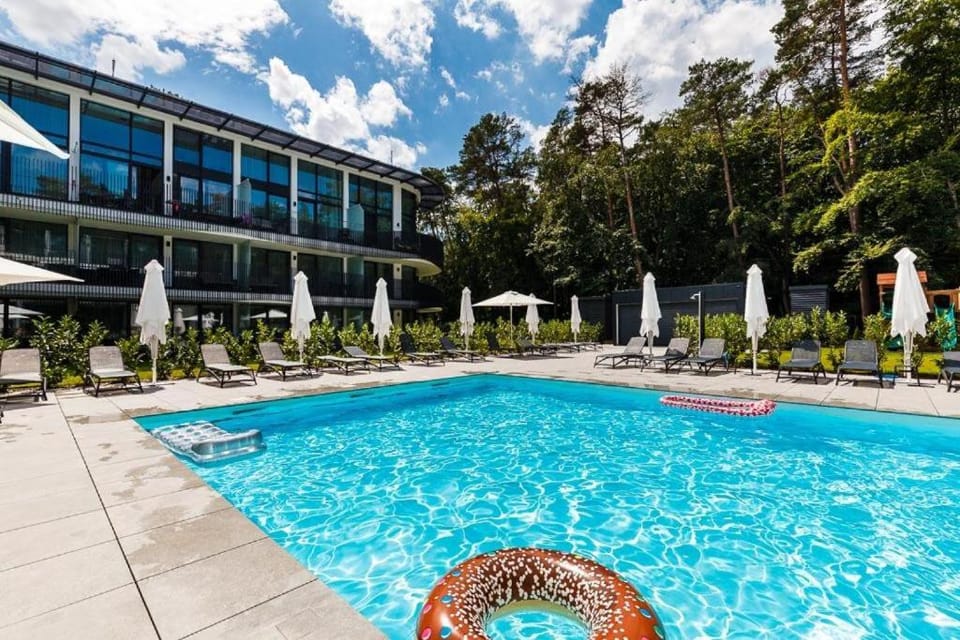 Property building, Day, Swimming pool, sunbed