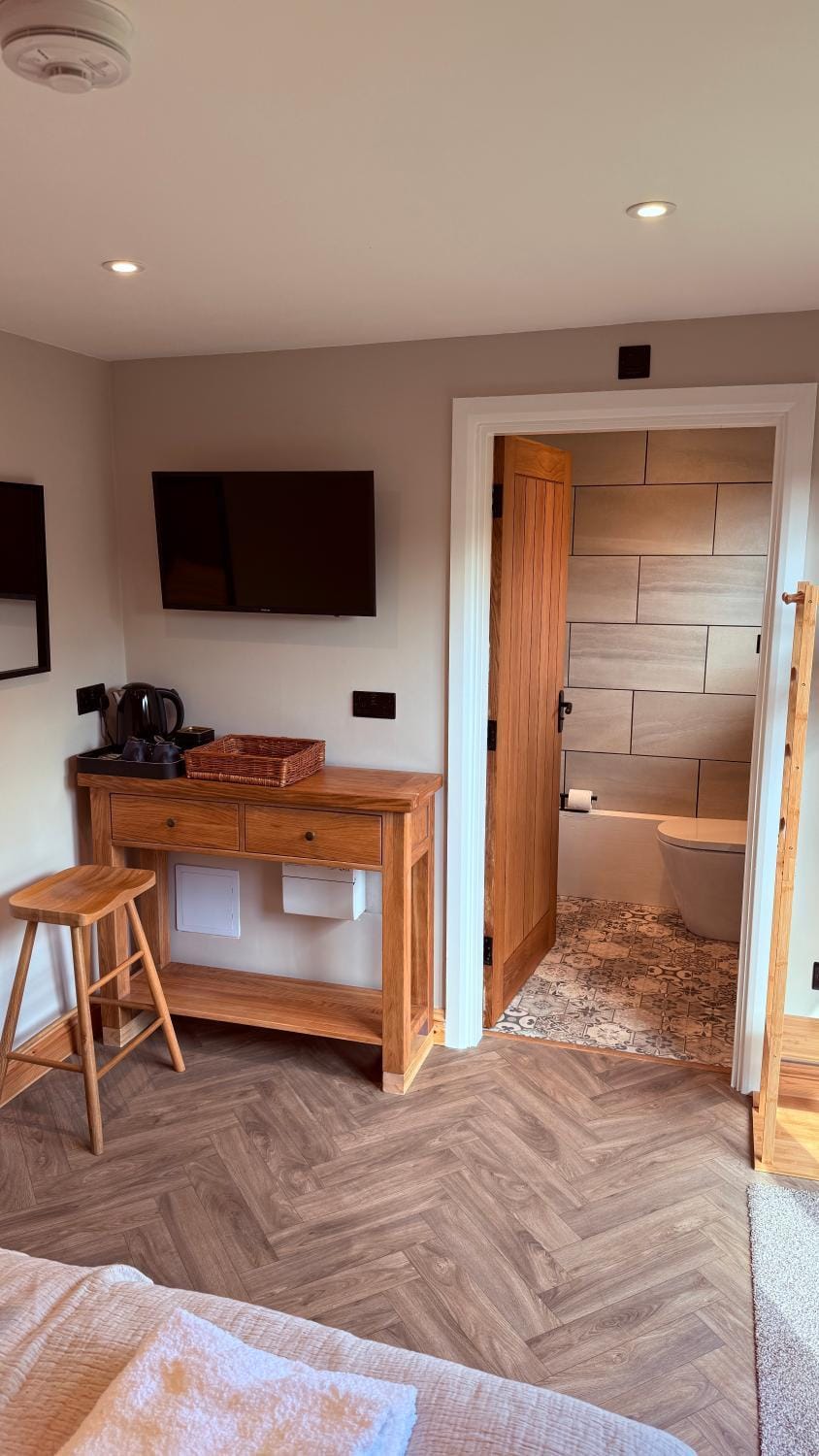 TV and multimedia, Seating area, Dining area, Bedroom